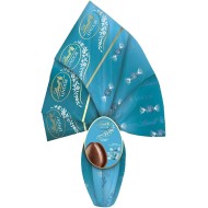 Uovo Lindt con granella e ripieno di caramello salato con praline all'interno 